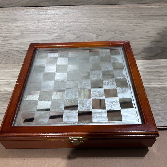 Glass chess set with wooden case and mirror playing board. Checkers included - Picture 2 of 7